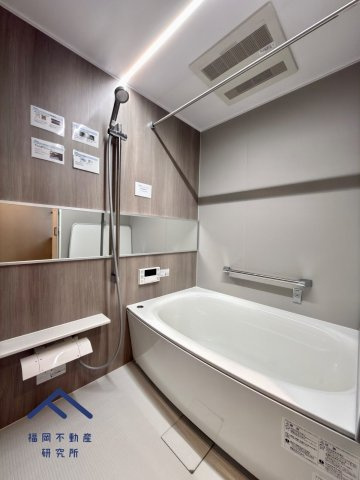 アンピール舞鶴の浴室|Panasonic製のユニットバスは汚れが落ちやすく、照明の色も白色から暖色まで変更できます