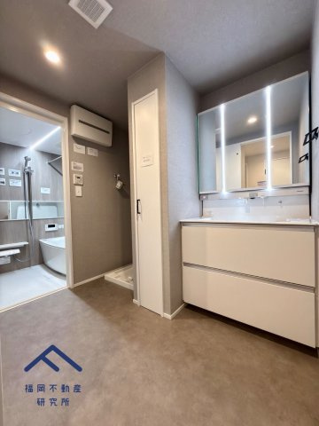 アンピール舞鶴の独立洗面台|ランドリールームはシックな床とクロスに仕上げており、収納も豊富です