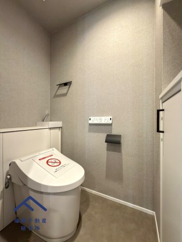 アンピール舞鶴のトイレ|トイレはタンクレストイレで背面収納と前面にも収納があります