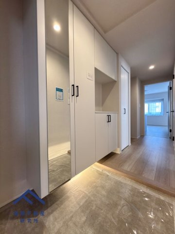 アンピール舞鶴の玄関|玄関のシューズボックス下には照明が設置されておりラグジュアリーな空間です