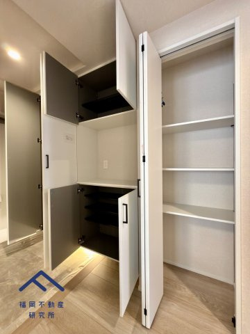 アンピール舞鶴の玄関|シューズボックスの横には廊下収納もあり収納豊富です