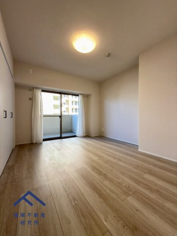 アンピール舞鶴の洋室|玄関横7.5帖の洋室です