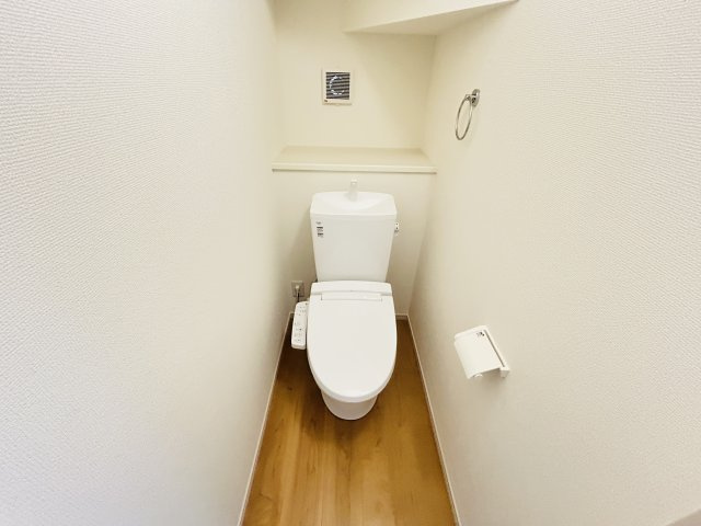 新築　高崎市乗附町1期　3号棟のトイレ|現地写真　節水タイプのウォシュレット付きトイレ、水道料節約に一役買います！
