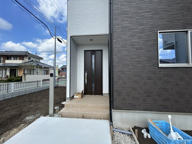 新築　高崎市乗附町1期　3号棟の玄関|現地写真　ポストと一体型のTVモニターホンでセキュリティ安心！
