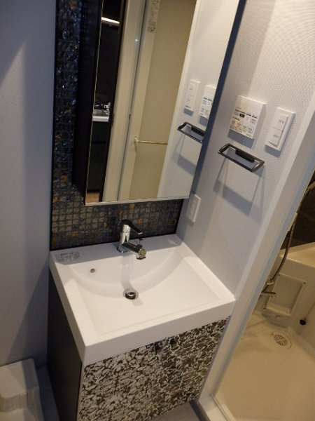 新品家具付きマンション府中町1(KaGood東京)の洗面所