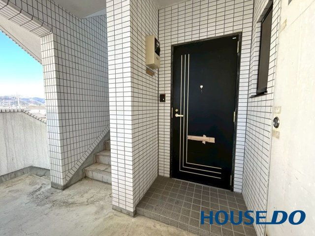 シーザーパレス山の手１の玄関