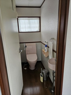 【トイレ】 | 敷地約80坪　両面道路で隣が公園の店舗付き住宅 | ２階のトイレです