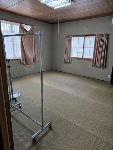 敷地約80坪　両面道路で隣が公園の店舗付き住宅の和室