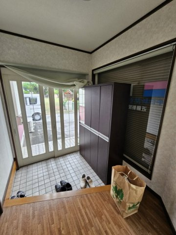 敷地約80坪　両面道路で隣が公園の店舗付き住宅の玄関
