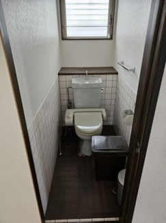 【トイレ】 | 敷地約80坪　両面道路で隣が公園の店舗付き住宅 | １階のトイレです