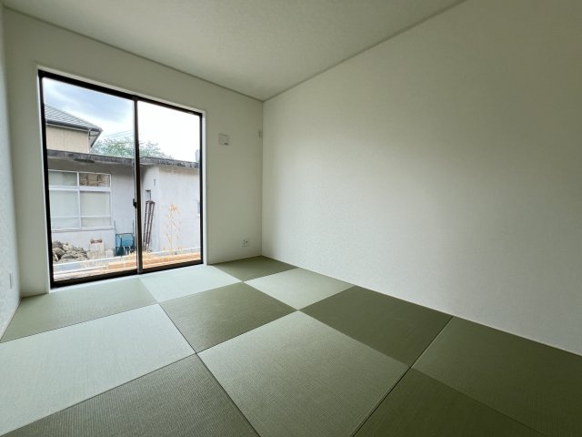 新築　富岡市一ノ宮第2　クレイドルガーデン　1号棟の和室|　リビング隣の和室はお子様の遊び部屋としてもちょうどいいですね♪							
