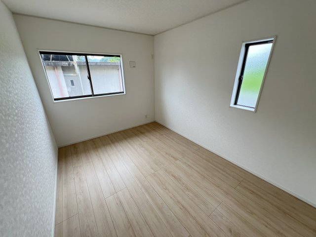 新築　富岡市一ノ宮第2　クレイドルガーデン　1号棟の洋室|　日当たりと風通しの良い二面採光♪						
					
					
