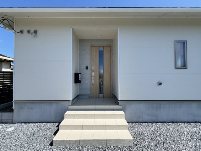 新築　富岡市一ノ宮第2　クレイドルガーデン　1号棟の玄関|　ポストと一体型のTVモニターホンでセキュリティ安心！
