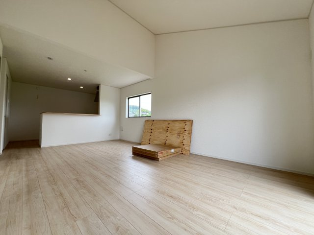 新築　富岡市一ノ宮第2　クレイドルガーデン　1号棟の居間・リビング|　家族の会話が弾む対面キッチン。お子様の様子も確認できて安心ですね。

