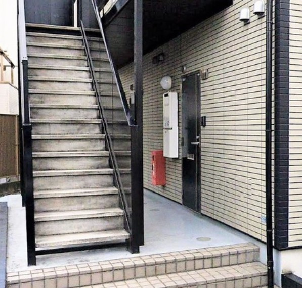川崎市多摩区長尾２丁目のアパートのエントランス