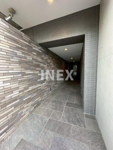 横浜市西区平沼２丁目の賃貸マンションのエントランス