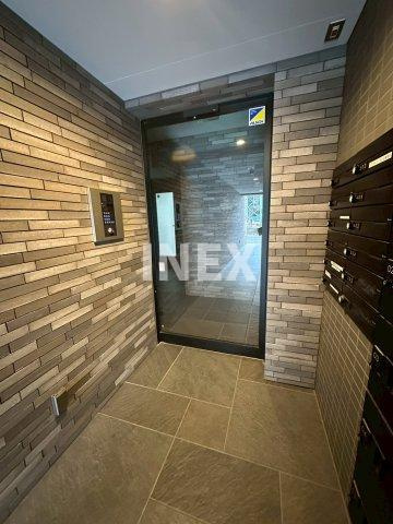 横浜市西区平沼２丁目の賃貸マンションのエントランス