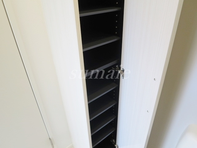 ソレイユ上十条の玄関|下駄箱です。鏡付いてます☆