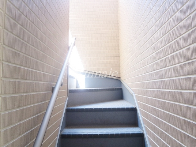 ソレイユ上十条のその他共用部分|2階への階段です♪