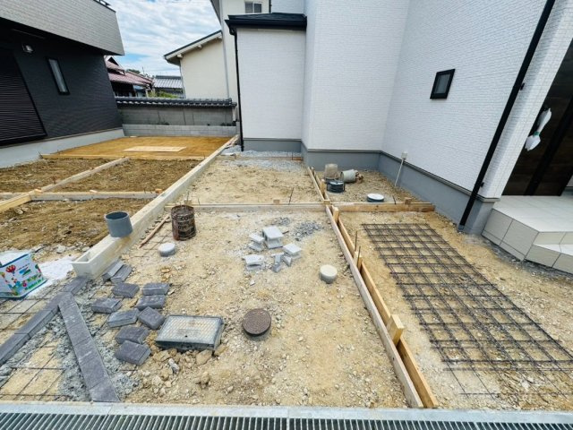 現地モデル即内覧可　魚住町西岡1594番　全4棟　D号棟の玄関