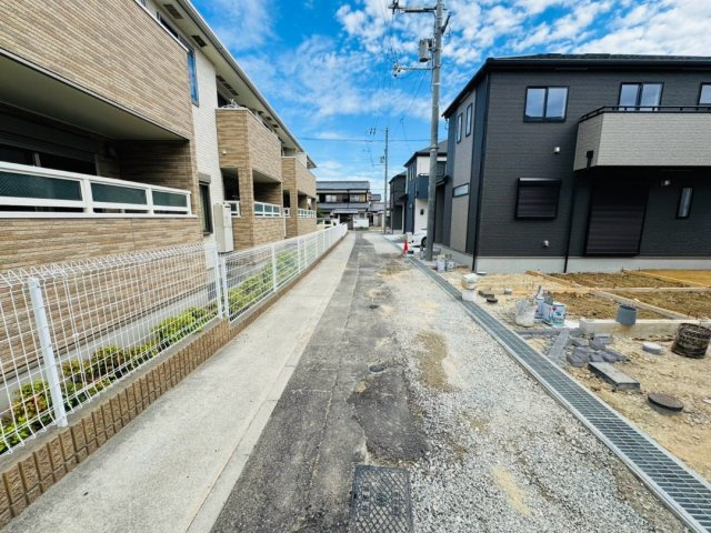 現地モデル即内覧可　魚住町西岡1594番　全4棟　D号棟の前面道路含む現地写真