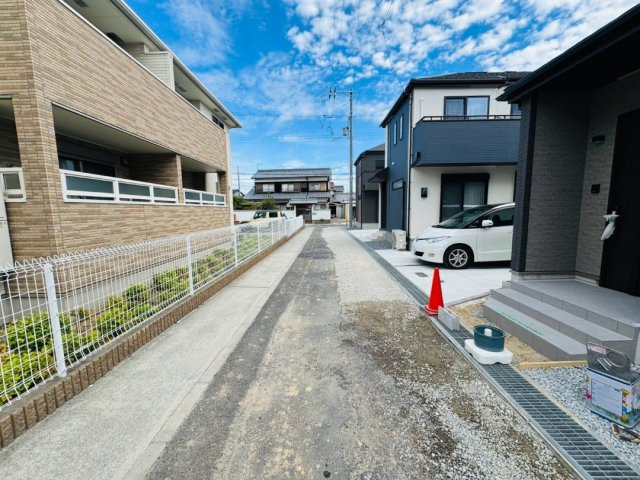 海までスグそこ　魚住町西岡1594番　全4棟　C号棟の前面道路含む現地写真