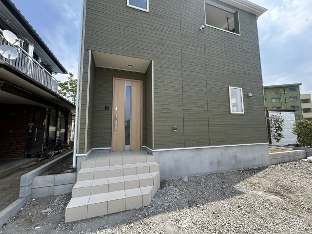 新築　前橋市下新田町第6　クレイドルガーデン　1号棟の玄関|現地写真　ポストと一体型のTVモニターホンでセキュリティ安心！
