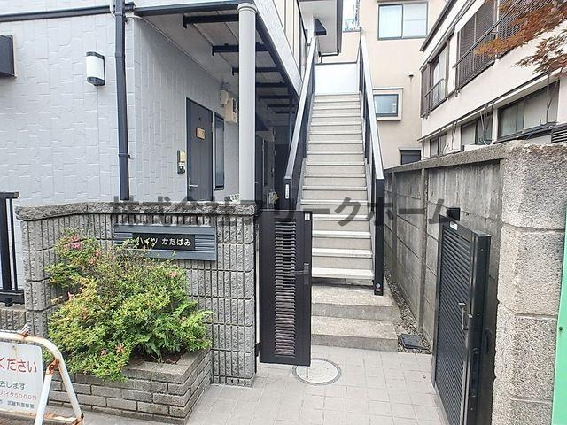 武蔵野市境南町３丁目のアパートのエントランス