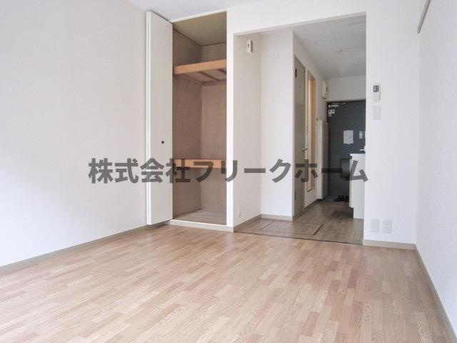 武蔵野市境南町３丁目のアパートの居間・リビング