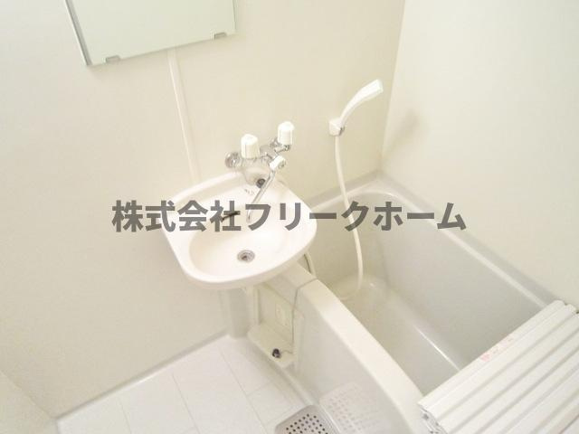 武蔵野市境南町３丁目のアパートの浴室