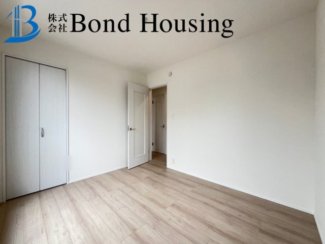 お車３台駐車可　魚住町西岡1594番　全4棟　B号棟の洋室