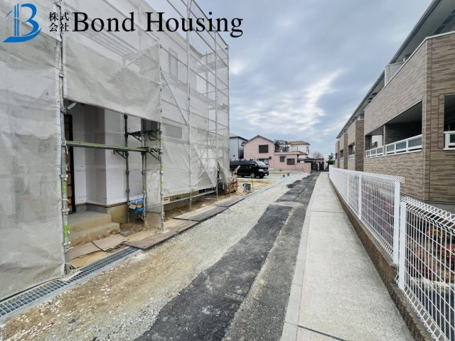 お車３台駐車可　魚住町西岡1594番　全4棟　B号棟の前面道路含む現地写真