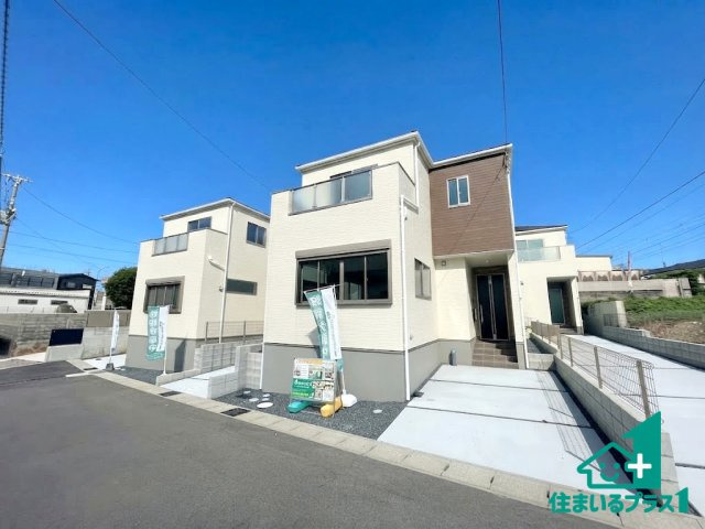 ★宇治市羽拍子町　第2期　新築一戸建ての前面道路含む現地写真|周辺は閑静な住宅街！前面道路広々で車の出し入れも便利です。駐車が苦手な方でも安心して車庫入れできます！