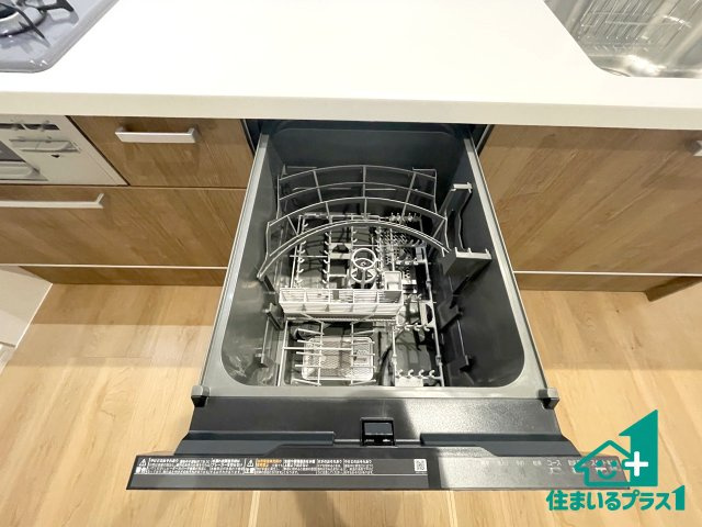 ★宇治市羽拍子町　第2期　新築一戸建ての設備|食事後の一仕事、食器洗いをボタン一つでお任せできちゃいます！場所を取らないビルトイン式なので、お料理スペースもしっかり確保！