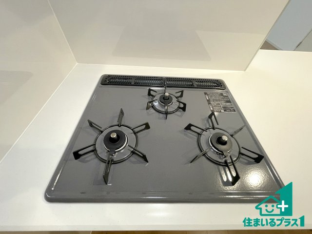 ★宇治市羽拍子町　第2期　新築一戸建ての設備|ダブル高火力Ｓｉセンサー付きコンロ！３口あるので、まとめて料理をする時も大活躍！