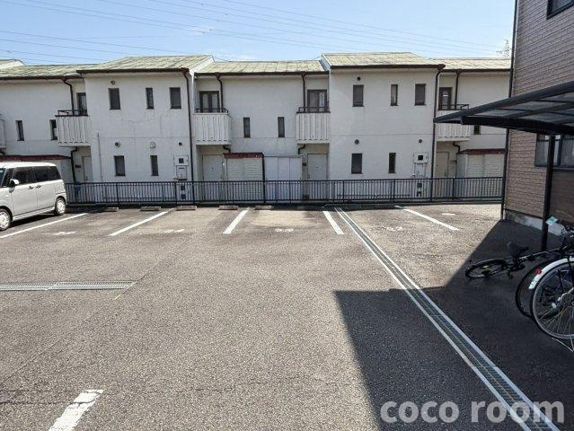 グランド・メゾンBの駐車場