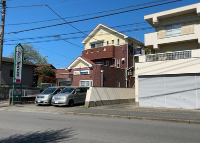 【外観】 | パームⅡ | 家を建てる場合、方位は要チェックです。現実的に日当たりのよい家ならばリビングは南側、建築基準法でも北側に当たる家への配慮は求められています。土地を見学に行く際は、方位磁針を持って行くようにしましょう。