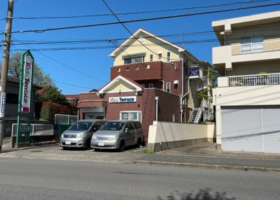 【外観】 | パームⅡ | 土地を買う際、住む地域の自治体や福祉の補助制度にも注目してみましょう。子供や老人の医療補助やゴミ出しのルールなど、自治体によってルールに大きな違いがあるため、暮らしやすい土地で判断するとよいでしょう。