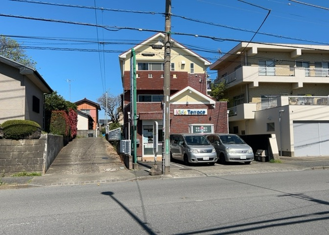 【外観】 | パームⅡ | 家を建てる場合、方位は要チェックです。現実的に日当たりのよい家ならばリビングは南側、建築基準法でも北側に当たる家への配慮は求められています。土地を見学に行く際は、方位磁針を持って行くようにしましょう。