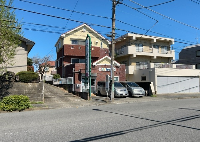 【外観】 | パームⅡ | 現地に行くなら、物件の周囲の地形がどうなっているかを見ることも大切です。周辺より低くなっている土地では、大雨などで水が集まりやすいため、地盤が弱くなっているということも考えられるため、注意が必要です。