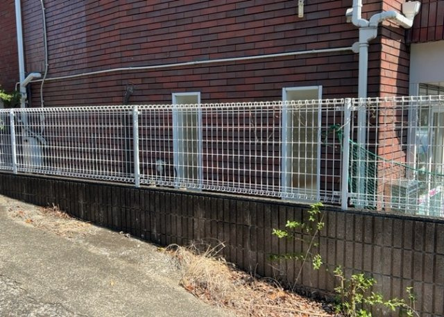 【外観】 | パームⅡ | 木造住宅とは土台、壁、柱など建築物の強度を支える構造体の材に木が使用されている構造を指します。構造体は建物の自重を支えるだけではなく風圧や水圧、積裁荷重などあらゆる衝撃に耐えるための基礎です。