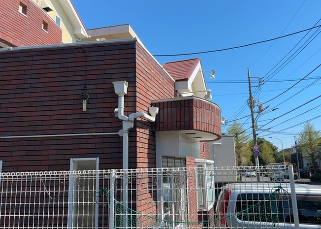 【外観】 | パームⅡ | 隣家の土地はどうなっているのか、生活利便施設が近くにあるのか、学校まで近いかなど、お客様のライフスタイルにあわせたイメージが重要です。また、近くにあると困る施設が近くにないかも確認するといいでしょう。