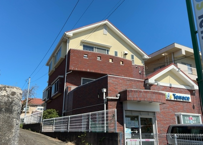 【外観】 | パームⅡ | 現地に行くなら、物件の周囲の地形がどうなっているかを見ることも大切です。周辺より低くなっている土地では、大雨などで水が集まりやすいため、地盤が弱くなっているということも考えられるため、注意が必要です。