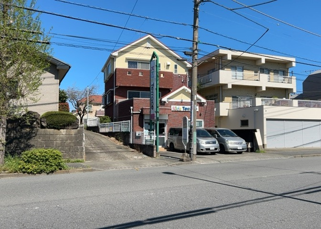 【外観】 | パームⅡ | 南側道路の場合は長い時間光を入れ込むことができるため、庭やリビングを道路側に持ってくることが多く土地価格も高い傾向にあります。一方北側道路だとリビングや庭が南側になりプライバシーを守ることができます。
