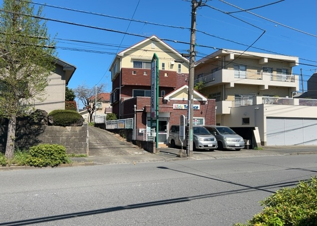 【外観】 | パームⅡ | 東側道路の場合は居室を南向きに設計しやすいため、朝日が入りやすいというメリットがあります。一方、西側道路も東側同様に居室を南向きに設計しやすいのですが、住宅地だと朝日が入りにくいという弱点があります。