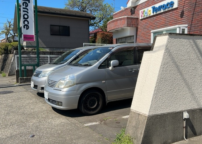 【駐車場】 | パームⅡ | 車一台あたりに必要なスペースは、標準サイズの普通自動車で横幅2m50cm、長さ5mは必要になります。ただし、乗降のことも考慮して横幅3m30cm、長さ5m50cmほどは確保できるところを選びましょう。