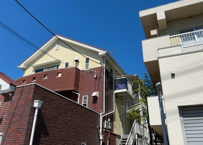 【バルコニー】 | パームⅡ | バルコニーは、建物内から室外へ楽に出入りできる便利なスペースです。また、バルコニーには手すりを付けることが義務付けられており、手すりの高さは110cm以上で施工することが建築基準法で定められています。