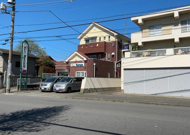 【外観】 | パームⅡ | 住宅用の土地では前面道路に2m以上接していなければならないと法律で定められています。しかし、お持ちの車のサイズやライフスタイルなどにより、2mでは利便が悪い場合もございますので、事前に確認しましょう。