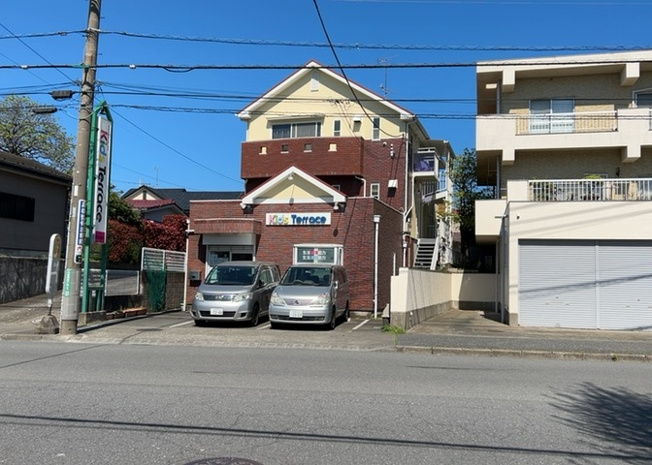 【外観】 | パームⅡ | 道幅が広い場所は日当たりや風通が良好です。幅が広いのですれ違いも可能ですし大きな車でも駐車可能！一方で、大型車が通ることも多くなるため交通量の増加により騒音に繋がります。また土地の値段が高くなります。