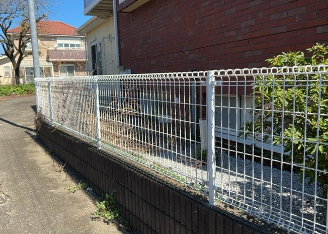 【外観】 | パームⅡ | 庭があることでガーデニングや家庭菜園はもちろん、こどもの遊び場やペットを放して遊ぶことができます。また、家の周囲に余裕があるということです。隣地との間があれば、十分な日当たりと、風通しが確保できます。